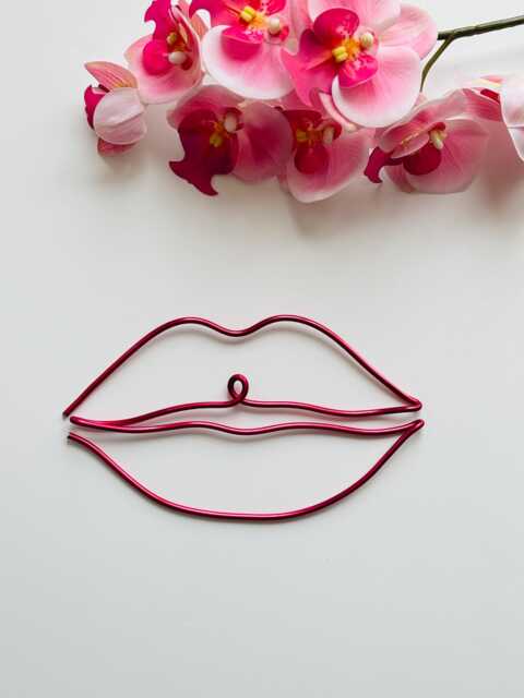 Wire Lip Wall Art - Makeup Beauty Room Decor Kiss - image 1