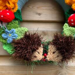 Knitted Hedgehog Wreath, Woodland Nursery Decor, Sunflower & Butterfly - thumbnail 3