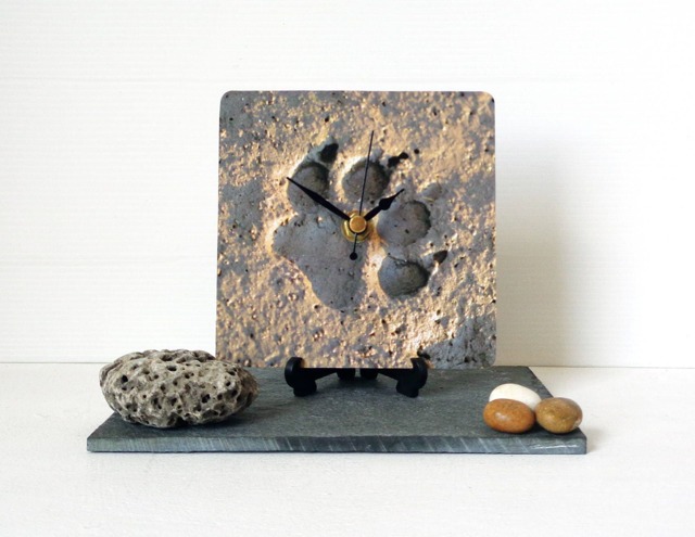 Paw Desk Clock - Print Dog's Dogs' Lover Gift Photo in Sand - image 1