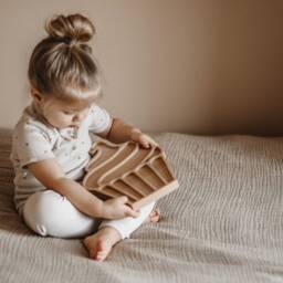 Capcake Tree Sensory Tray - Handcrafted Beech Wood 30x20 cm Multi-Sensory Play - thumbnail 4