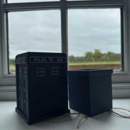 Tardis-Inspired Self Watering Planter - Custom Indoor Plant Pot Doctor Who Fan Gift - thumbnail 4
