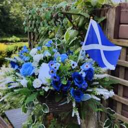 Blue & White Scotland Flag Artificial Flower Hanging Basket - St Andrew Colours Front Door Patriotic Outdoor Decor - thumbnail 3