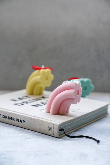 Daisy Flower Arch Soy Wax Candle - Summer Home Decor - image 1
