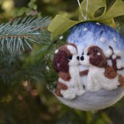 Felt Christmas Ball Ornament Cavalier King Charles Spaniels in Love - thumbnail 2