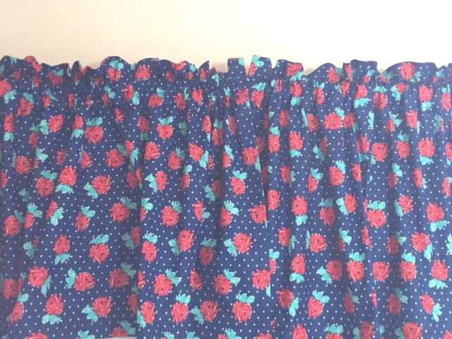 Beautiful Roses On Blue Pin Dot Valance ~ 41 42 Inches Wide - image 1