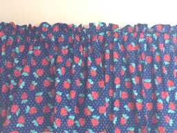 Beautiful Roses On Blue Pin Dot Valance ~ 41 42 Inches Wide - thumbnail 1