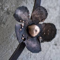 Metal & Wood Wall Sculpture - Black Birds With Wreath Of Metal Flowers, Original Artwork By The Steel Style Things, Signed - thumbnail 4