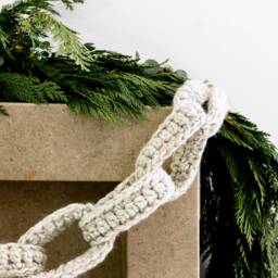 Chain Link Garland, Cozy Crochet Modern Holiday Bunting, Fireplace Mantel Decor, Links Wall Hanging - thumbnail 2