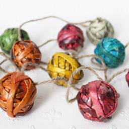 Newspaper Ornaments, Small - Garland Of 12 Baubles Assorted Colours - thumbnail 2
