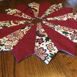 Quilted Christmas Tree Skirt Burgundy Floral Tabletop Decor - 26 Inch - thumbnail 3