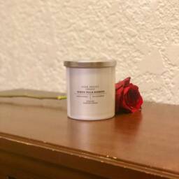 White Tea & Berries 10Oz Soy Wax Candle - thumbnail 3