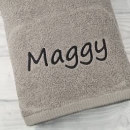 Embroidered Bath Towel With Name 140231 - 70 X 140 cm Grey 500 G/M2 Personalized Gift Idea - thumbnail 3