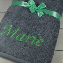 Embroidered Bath Towel With Name 140231 - 70 X 140 cm Grey 500 G/M2 Personalized Gift Idea - thumbnail 2