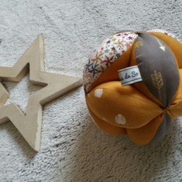 Montessori-style Grasping Ball With Bells in Liberty Adelajda & Arrow Pattern - Personalizable Your Little One's First Name - thumbnail 3