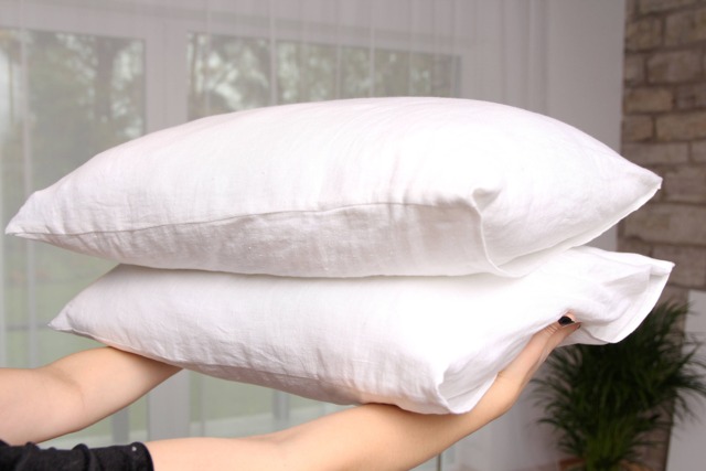 "Set Of 2 White Pillowcases 50x65cm - 20""x25" - image 1