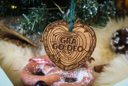 Gr?? Go Deo Christmas Ornament Wood Bauble Festive Rustic Handmade Ireland Pyrography Tree Decoration Gaelic Love Forever Family Irish