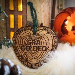 Gr?? Go Deo Christmas Ornament Wood Bauble Festive Rustic Handmade Ireland Pyrography Tree Decoration Gaelic Love Forever Family Irish - thumbnail 2