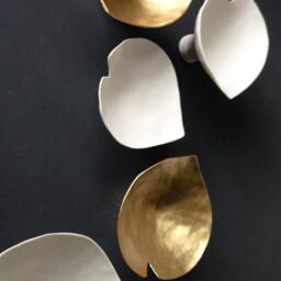 Calla Lily Ceramic Wall Art - White & Gold Porcelain Flowers - Set Of 6 - thumbnail 3