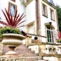 Pair Of Victorian Urns in Sandstone - thumbnail 2
