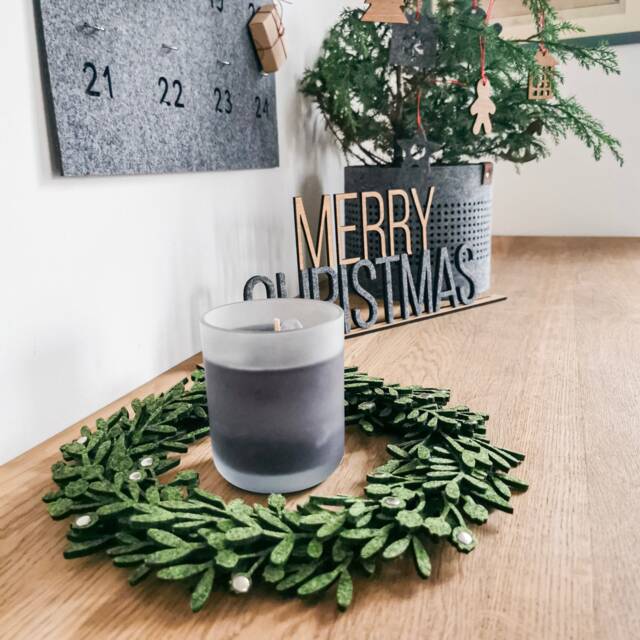 Green Felt Christmas Table Wreath, Charming D??cor, Minimalist Design Centerpiece, Modern, Elegant Floral Motifs Wreath - image 1