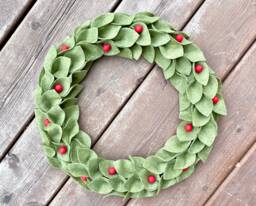 Christmas Wreath, Magnolia Leaf Felt Green Farmhouse Holiday Decor - thumbnail 1