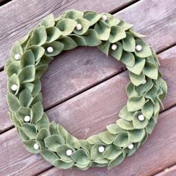 Christmas Wreath, Magnolia Leaf Felt Green Farmhouse Holiday Decor - thumbnail 2