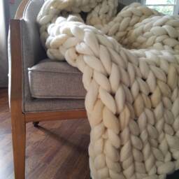 Chunky Knit Throw - thumbnail 2