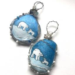 Hand-Painted Polar Bear Sea Glass Christmas Ornament Beaded Wire Decoration - thumbnail 2