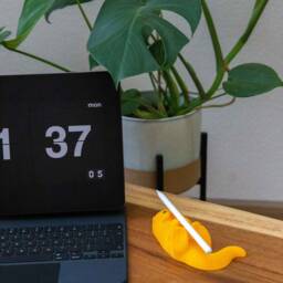 Little Otter Apple Pencil Holder - Desk Ornament - thumbnail 4