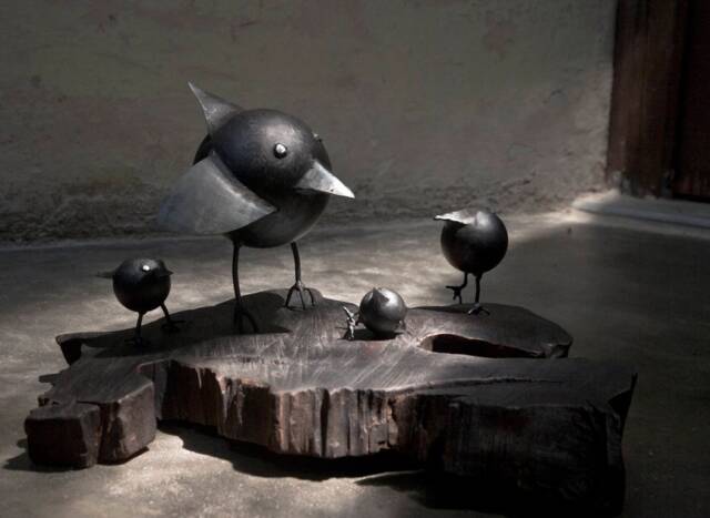 Metal Sculpture On Wood Base, Iron Birds Mother & Children By The Steel Style Things - image 1