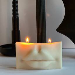 Lips Soy Wax Candle - Vegan Home Decor - thumbnail 2
