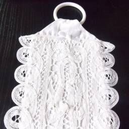 Hand-Embroidered 2-Seater Toilet Roll Holder With Renaissance Lace, White - thumbnail 2