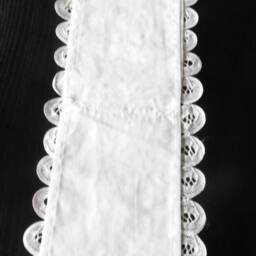 Hand-Embroidered 2-Seater Toilet Roll Holder With Renaissance Lace, White - thumbnail 3