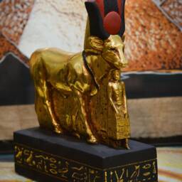 Unique Statue Of Hathor Protecting Psammetik Heavy Stone Painted Gold Leaf Made in Egypt - thumbnail 2