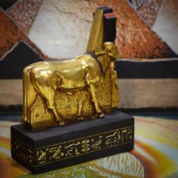 Unique Statue Of Hathor Protecting Psammetik Heavy Stone Painted Gold Leaf Made in Egypt - thumbnail 4
