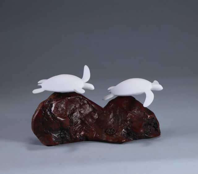 Turtle Sculpture Figurine By John Perry Duo 4In Tall White On Burlwood. Signed
