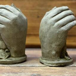 stone Garden Pair Of Sleeping Angel Cherub in Hands Memorial Gift Ornament - thumbnail 2