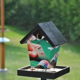 Poker Game Bird Feeder - thumbnail 3