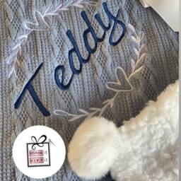 Personalised Baby Cable Knit Blanket -Wreath Name Embroidered Bow Or Pom Pom/Sherpa Reverse - thumbnail 2