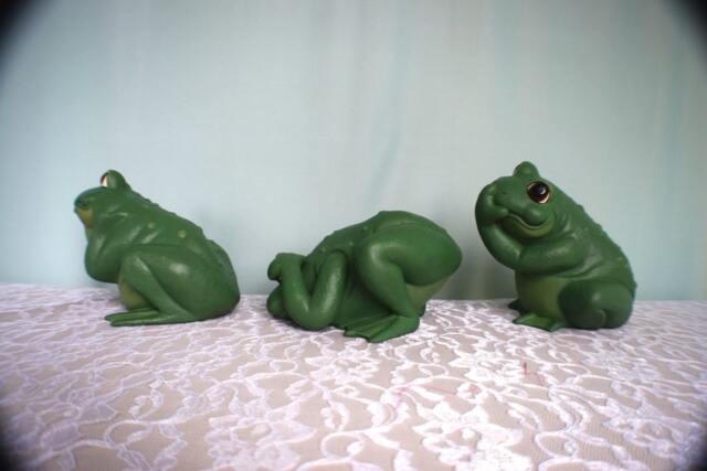 Whimsical 3-Piece Wise Frog Figurine Set Hear No, See Speak No Evil Garden Decor - image 1