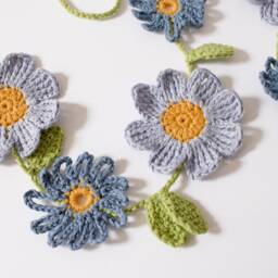 Crochet Blue Daisy Flower With Leaves Wall Hanging Bunting - Nature Decoration Spring Summer Garland Easter/ Mother's Day Present Gift - thumbnail 2