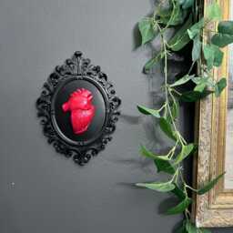 Gothic Solid Framed Heart Wall Decor - thumbnail 4