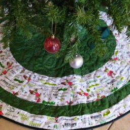 Christmas Tree Skirt With The Grinch, Quilted, Personalized Option, 3 Sizes - thumbnail 3