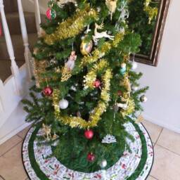 Christmas Tree Skirt With The Grinch, Quilted, Personalized Option, 3 Sizes - thumbnail 2