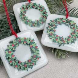 Christmas Wreath ~ Fused Glass Hand Painted White Square Sprig - thumbnail 3