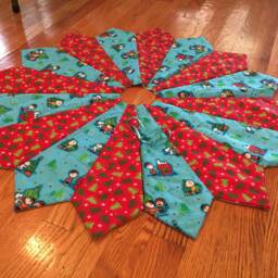 Christmas Tree Skirt, Table Top Mini Charlie Brown Small Skirt - thumbnail 2