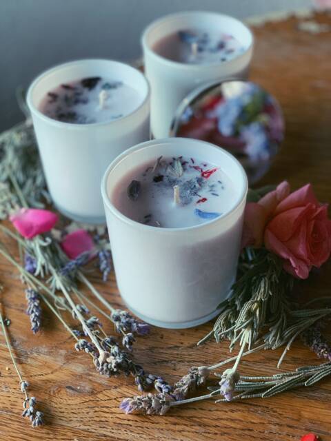 Lemongrass Scented Soy Wax Luxury Vegan Candles With Premium Crystals & Flower Petals