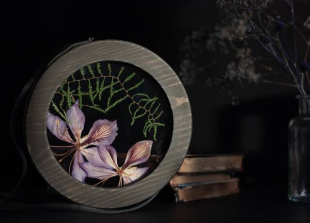 Pressed Flower Frame - Round Framed Wall Decor 8 - image 1