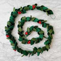 Felt Holly Garland With Twine Thread, Fair Trade Garland, Wall Hangings, Christmas Decor, Furnace Decoration - thumbnail 1