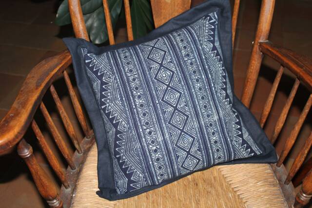 Cushion With Real Blue Print - Batik Of The Hmong Women in Northern Thailand - image 1